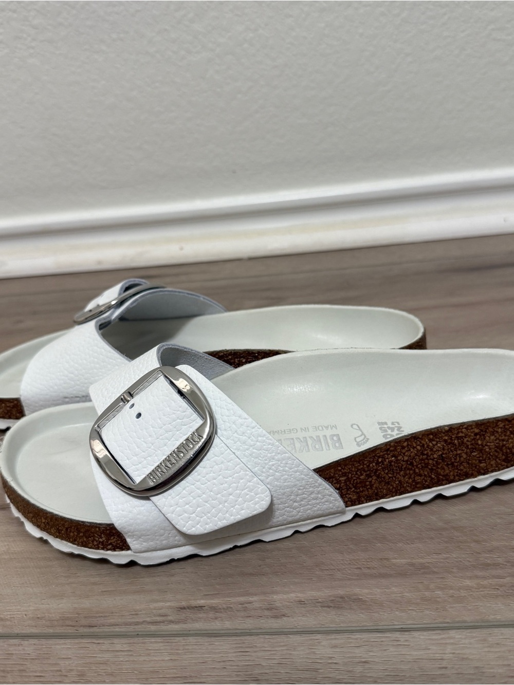 🦋 Birkenstock| EUC Madrid Big Buckle White Leather Sandals 38 - Picture 2 of 7
